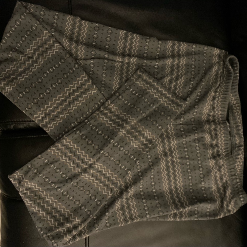Gray patterned leggings